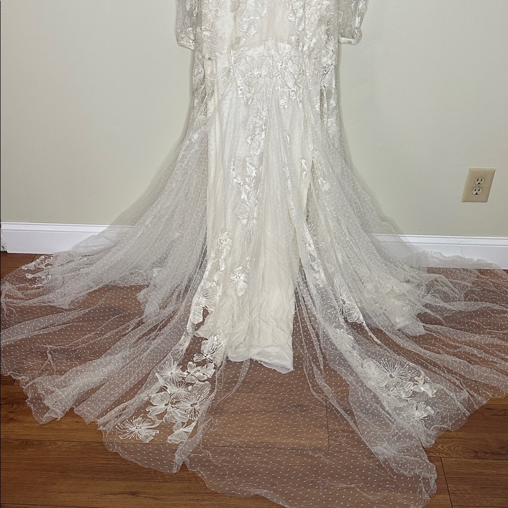 Alexandra Grecco Felix
White Lace Wedding Dress - Picture 8 of 9